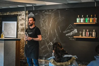 Scopri la holyrood distillery di edimburgo con un cocktail stagionale, visita guidata e assaggi di whisky single malt e gin. accesso facilitato incluso.