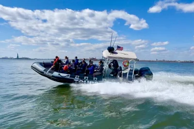 Siente el viento en un paseo de 30 minutos en lancha rápida desde chelsea piers, con paradas para fotos cerca de la estatua de la libertad, ellis island y el skyline de manhattan. tour guiado por el 