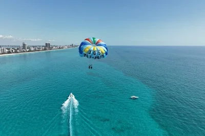 Erlebe den adrenalinkick beim parasailing 350ft über miami beach mit flysobe, ab der historischen marina. inklusive bootsfahrt, sicherheitsausrüstung und wasserflasche.