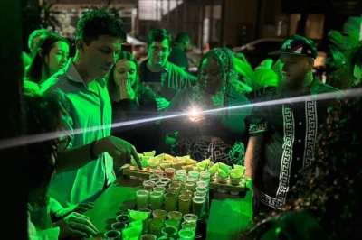 Mergulhe na vida noturna de san jose com um roteiro de bar no centro — inclui shots, cerveja local ou smirnoff, e entrada nos melhores bares. conheça gente, ria e sinta o ritmo da cidade.