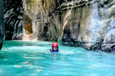 Amber cove, wasserfälle und ziplines: fliege über fünf seilrutschen, wandere durch den dschungel und schwimme in flussbecken. inkl. abholung, dominikanisches mittagessen & drinks.