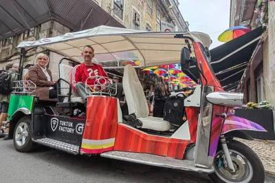 Scopri lisbona con una guida locale in tuk tuk privato. visita alfama, chiado, praça do comércio e panorami nascosti con pickup flessibile.