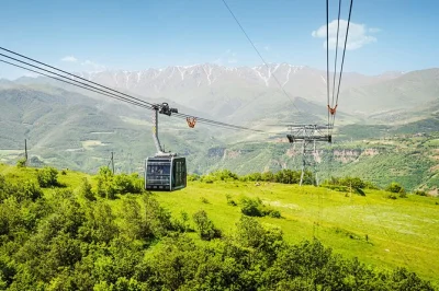 Erlebe die wings of tatev seilbahn, entdecke das alte kloster, spüre den sprühnebel des shaki wasserfalls und koste areni-weine – inkl. guide & transfer.