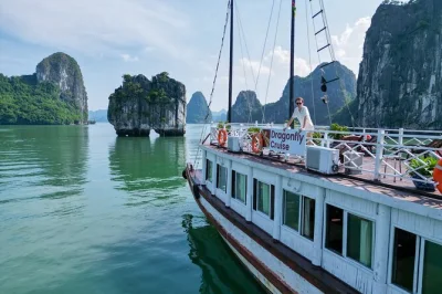 Descubre la bahía de halong con dragonfly cruise: navega sus aguas esmeralda, haz kayak en las cuevas de ba hang, visita la isla hon ga choi y disfruta un almuerzo fresco de mariscos con recogida des