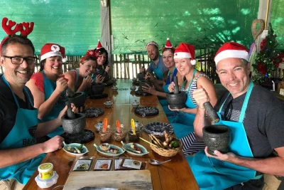 Vivi la cucina tradizionale di chiang mai, raccogli erbe fresche, prepara piatti thailandesi con i locali e assapora i sapori autentici del mercato. include transfer e ricettario.