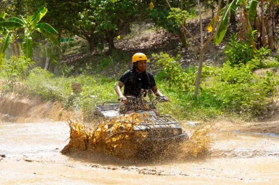 Viva a emoção de um passeio de atv em phuket até o big buddha, com pickup no hotel, grupo pequeno e vistas incríveis do mar. capacete, água e guia inclusos.