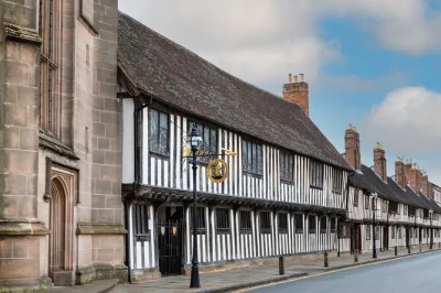 Sumérgete en el mundo de shakespeare en stratford-upon-avon, siéntate en su pupitre de niño, participa en una clase tudor y recorre el guildhall con un guía local—entrada incluida.