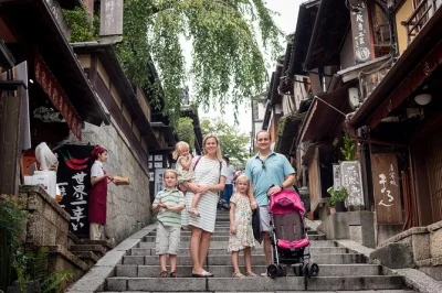 Erlebe kyoto zu fuß: private tour zu den leuchtenden torii von fushimi inari, dem goldenen pavillon und ruhigen gärten mit einem lokalen guide.