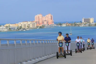 Erlebe die frische meeresbrise bei einer geführten segway-tour am clearwater beach, gleite über die causeway bridge, besuche den alten fischereipier und überquere pier 60. inklusive guide.
