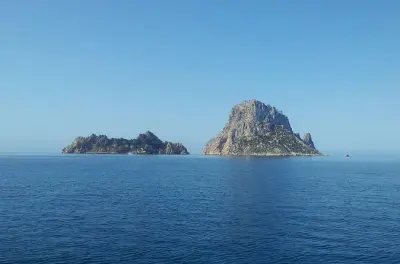 Viagem de veleiro em Es Vedra: Tour de catamarã saindo de Ibiza