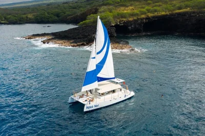 Erlebe die kona-brise auf dem weg zur kealakekua bay, schnorchle am captain cook monument, entdecke delfine und genieße ein mittagessen an bord – inklusive ausrüstung und snacks.
