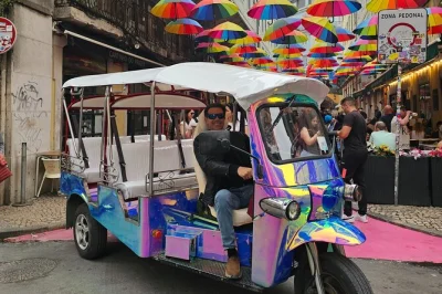 Scopri la storia di lisbona con un tour privato in tuk tuk elettrico—attraversa alfama, bairro alto e fermati ai migliori punti panoramici. include pick-up in hotel e guida locale.