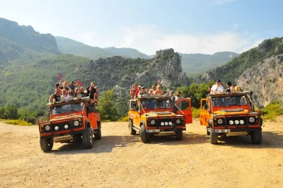 Explore kusadasi em um safari de jeep com brincadeiras com água, mergulho na gruta de zeus e almoço com churrasco. inclui transporte do hotel e guia local para um dia animado.
