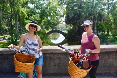 Scopri new orleans in bici con un tour creolo in piccolo gruppo: pedala tra strade alberate, visita il cimitero di st. louis e fermati a congo square con guida locale e acqua inclusa.