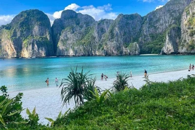 Erlebe den speedboot-rausch zur maya bay, schnorchle in der pileh lagoon, beobachte affen am monkey beach und entspanne auf khai island. inklusive mittagessen und hoteltransfer.