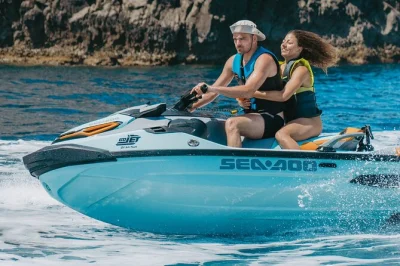Erlebe den nervenkitzel bei einer jet-ski-tour in der bucht von alcudia, gleite über klares wasser und erhalte kostenlose fotos. inklusive sicherheitsausrüstung, ortskundigem guide und privatem tran