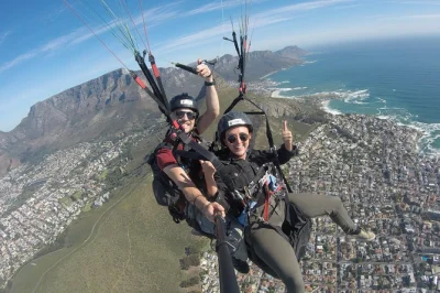 Vivez la sensation du parapente tandem au-dessus du cap, depuis signal hill ou lion’s head, avec des moniteurs certifiés. navette incluse pour retourner à votre voiture.