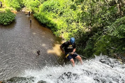 Erlebe das adrenalin beim abseilen an kauais wasserfällen, wandere durch grüne pfade und unterstütze den naturschutz – mit erfahrenen guides und snacks. kleine gruppen garantiert.