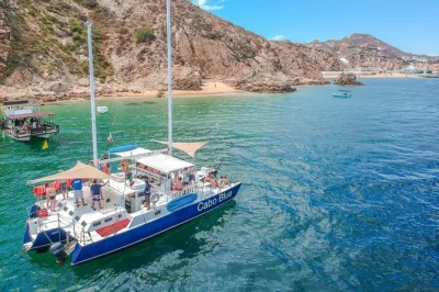 Embarque em um trimaran em cabo san lucas para um passeio animado, veja o arco, faça snorkel na baía de santa maria, aproveite almoço e bar aberto. equipamento, equipe e clima de grupo inclusos.