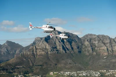 Découvrez cape town depuis les airs avec un tour en hélicoptère le long de la côte atlantique, de clifton beach à hout bay. transfert hôtel et croisière au port inclus pour une expérience clé