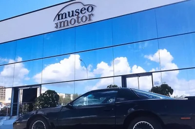 Scopri il motor museum di malaga con auto d’epoca rare, icone del cinema come kitt e la delorean, aree per bambini e un food truck. accesso facilitato incluso.