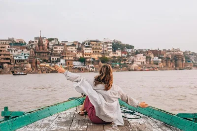 Varanasi, ghats du gange, temples sacrés : profitez d’un circuit privé de 3 jours avec balade en bateau au lever du soleil, dégustation de street food et visites guidées. transfert hôtel et pet