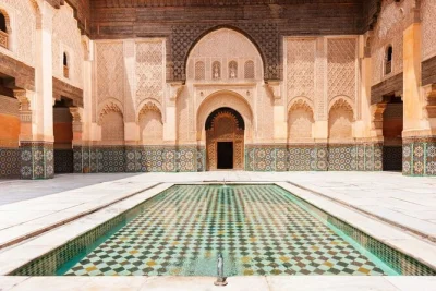 Descubre la medina de marrakech con un guía local privado—recorre la medersa ben youssef, disfruta del jardín secreto y piérdete en los vibrantes souks. itinerario flexible y ventajas para compra