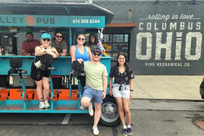 Erlebe columbus bei einer trolley pub radtour mit eigenem getränk, musik, partnerbars und einem lokalen guide. inklusive eis, kühler und exklusiven rabatten.