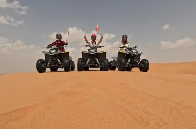 Wüstenerlebnis Muscat: Kamelreiten, Quadfahren & Sandboarding