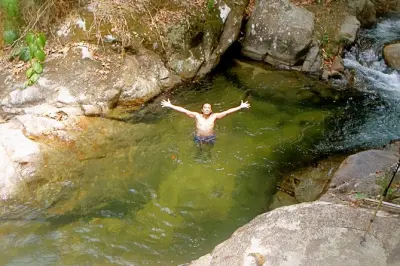 Trilha na floresta perto de Kuala Lumpur com banho em cachoeira
