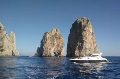 Snorkeling autour de Capri : Yacht privé avec grottes et Faraglioni