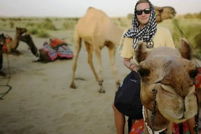 Reiten sie auf kamelen, erkunden sie das kuldhara dorf und schlafen sie unter den sternen der wüste nahe jaisalmer. inklusive abendessen, frühstück und transfers. ein echtes rajasthan-abenteuer.
