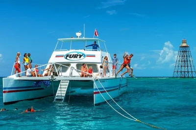 Explore dois pontos incríveis para snorkel no recife de coral vivo de key west, com catamarã rápido, guias especializados e bebidas incluídas após o mergulho.