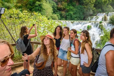Découvrez les chutes de krka, promenez-vous en forêt, naviguez jusqu’à skradin et savourez du vin local. prise en charge depuis split ou trogir avec visite guidée du parc.