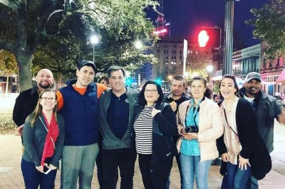 Dégustez plus de 8 spécialités lors d’une visite privée du centre-ville de houston, explorez ses tunnels emblématiques, découvrez market square park et profitez de pauses climatisées. eau et 