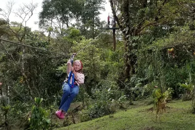 Vuela sobre la selva en una aventura guiada por 9 tirolesas y plataformas. incluye equipo de seguridad y guía experto. reserva ya, ideal para todas las edades.