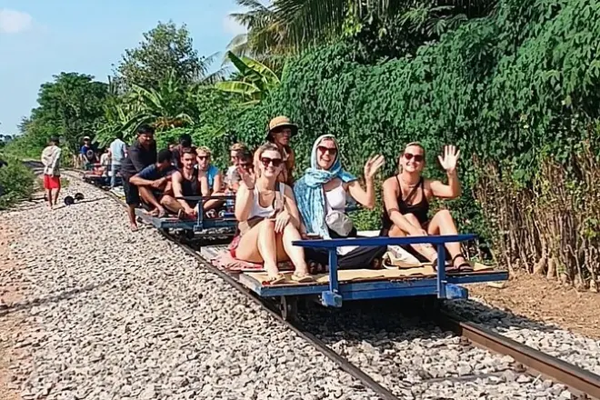 Après-midi à Battambang : Train de bambou, grotte et Phnom Sampov