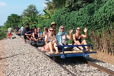 Trem de bambu, caverna dos morcegos e Phnom Sampov à tarde
