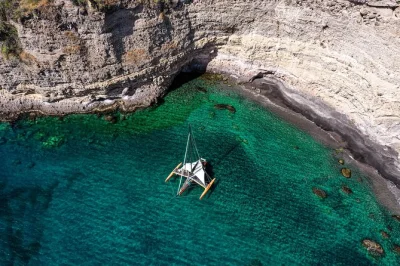 Scopri martinica con un tour in barca a vela, rilassati su un trimarano, fai snorkeling con guida locale e gusta un pranzo creolo fresco. attrezzatura e bevande incluse.