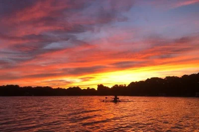 Recorre los históricos canales de winter park en un kayak transparente, observa la fauna local y disfruta del atardecer sobre los lagos de florida—todo el equipo y guía incluido.