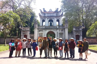Descubre la historia de hanoi desde el templo de la literatura hasta el mercado dong xuan con guía local. incluye recogida en hotel, entradas y almuerzo vietnamita.