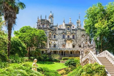 Scopri i palazzi mistici di sintra, le scogliere di cabo da roca e le spiagge di cascais in un tour privato di un giorno. include trasporto, wifi e guida locale esperta.