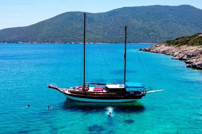 Erlebe eine private gulet-tour ab bodrum: sechs stunden inselbuchten, schwimmen, frisch zubereitetes mittagessen und lokale geschichten – inklusive paddleboard, schnorchelausrüstung und obst.