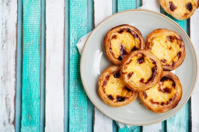 Profumo di dolci appena sfornati, pasta sfoglia croccante e storie locali—impara a fare i pasteis de nata nel cuore di lisbona con un corso guidato da uno chef. bevande e materiali inclusi.