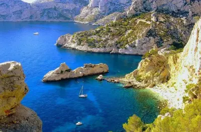 Barco nas calanques de Cassis com vila e degustação de vinho