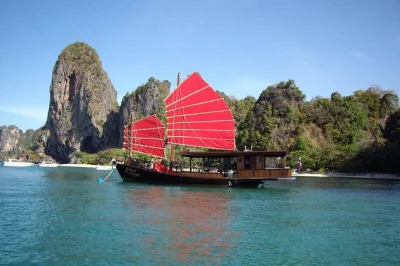 Scopri le isole di krabi al tramonto, fai snorkeling tra coloratissime barriere coralline, gusta un buffet thailandese a bordo e nuota con il plancton che si illumina. gruppi piccoli e pick-up incluso