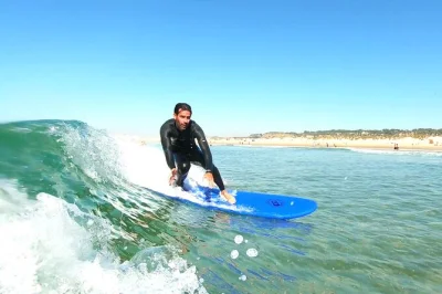 Sinta o spray do atlântico em um dia de surf em lisboa com guia local, transporte do centro, equipamento completo e aulas para todos os níveis.