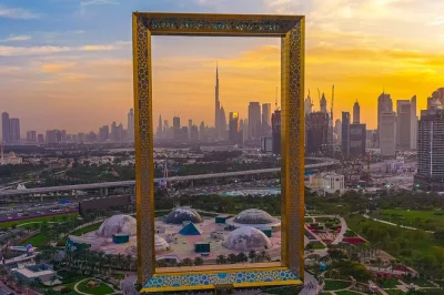 Découvrez dubaï entre tradition et modernité : billets pour dubai frame, visite de la mosquée bleue, balade dans les souks, thé traditionnel à al khayma, avec prise en charge à l’hôtel.