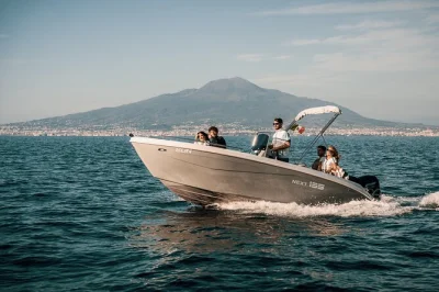 Disfruta de la brisa marina en un tour privado en barco desde sorrento a capri, con paradas en grutas famosas, baños en calas secretas y tiempo para explorar. incluye bebidas, snacks y patrón local.