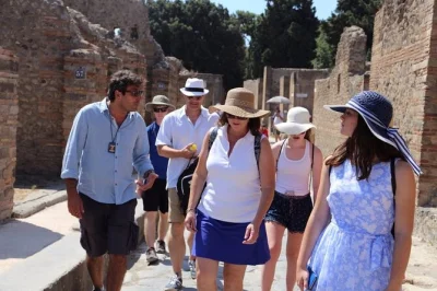 Descubre pompeya en un paseo de 3 horas con un arqueólogo. visita el lupanar, los baños estabianos y la vía dell’abbondanza. entrada incluida.